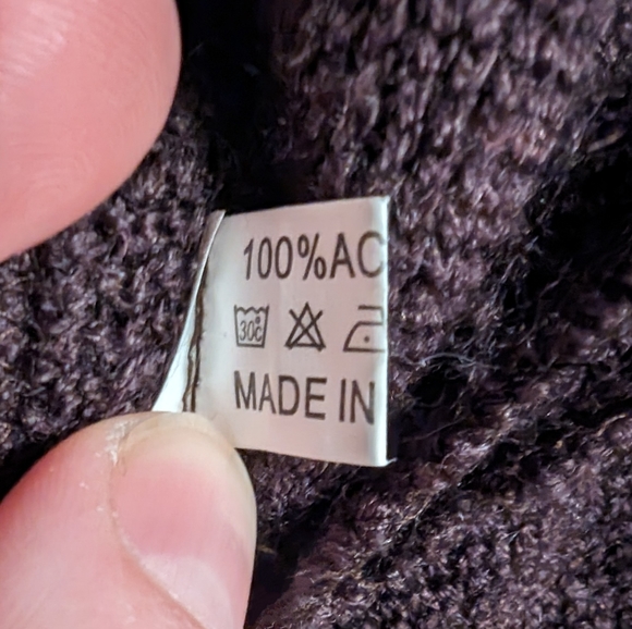 Woman's Loose fitting batwing shrug - Picture 4 of 6